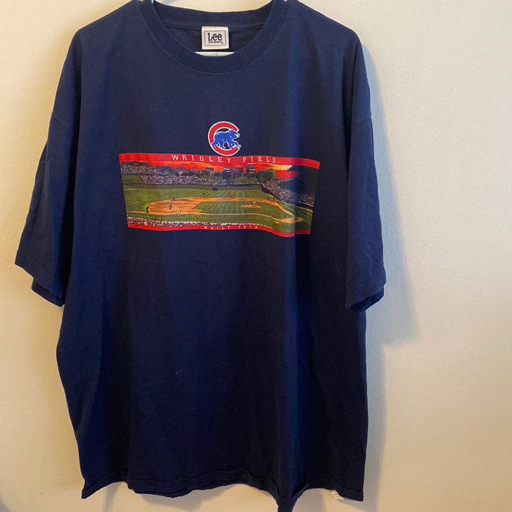 LEE Sport Chicago Cubs Wrigley Field Shirt (Size XXL)